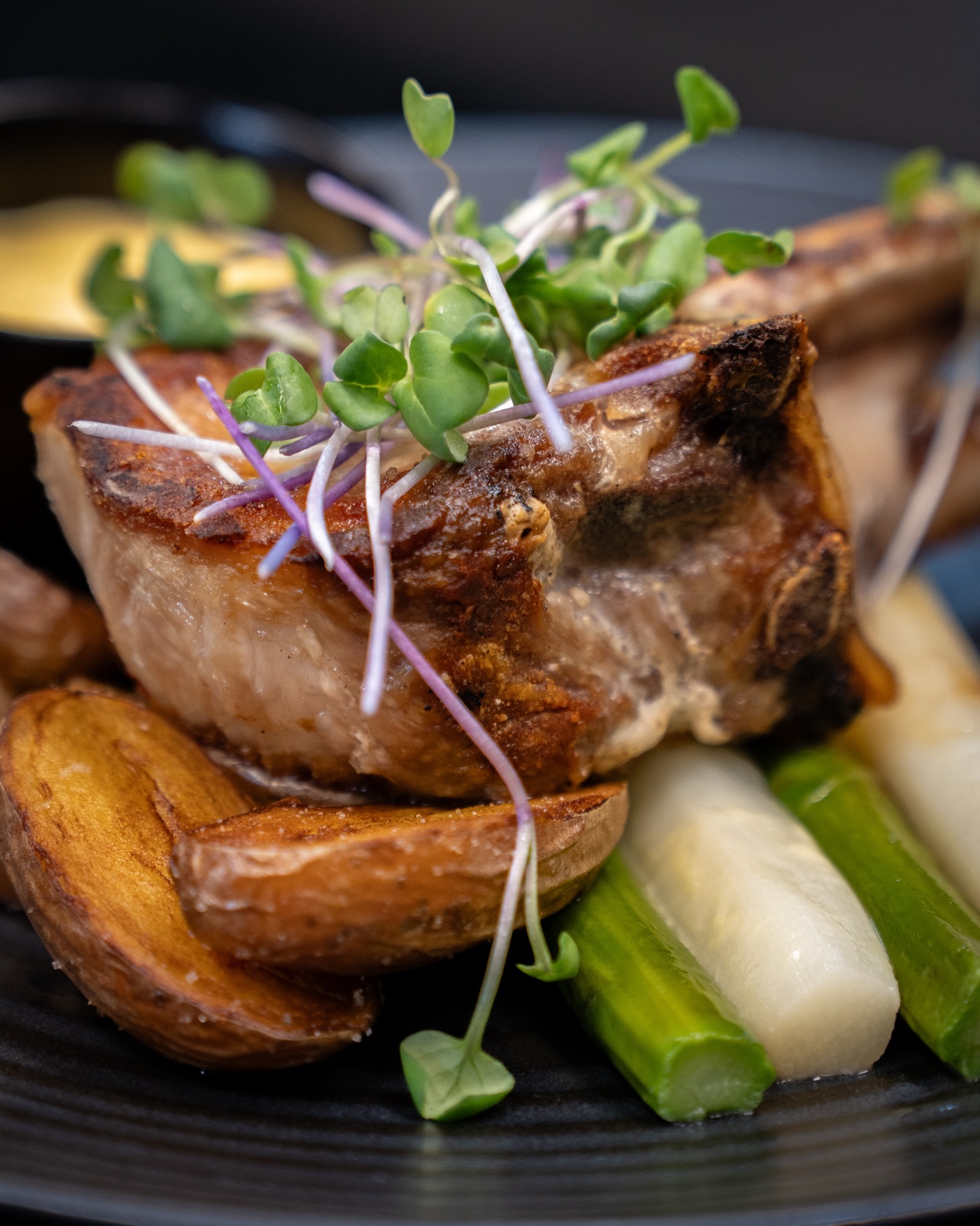 Iberico Racks mit Spargel, Knusperkartoffel & Hollandaise aus unserer aktuellen Tageskarte! 🐖🥔

#b3 #wattens #restaurant #bar #menü13#b3, #wattens, #restaurant, #bar, #menü