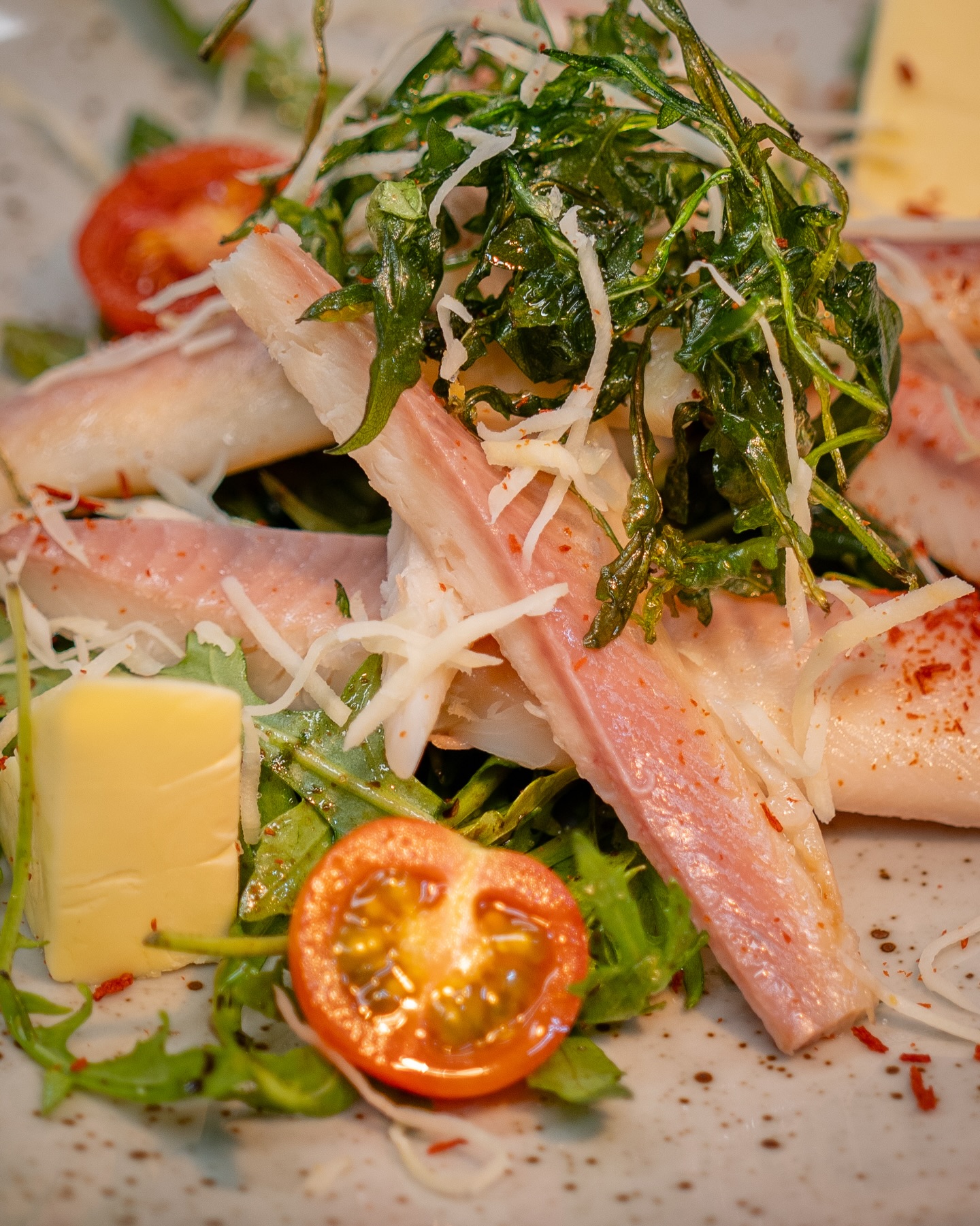 Geräuchertes Forellenfilet mit Kren Rucola & Gebäck aus unserer aktuellen Tageskarte! 🐟

#b3 #wattens #restaurant #menü #fisch16#b3, #wattens, #restaurant, #menü, #fisch