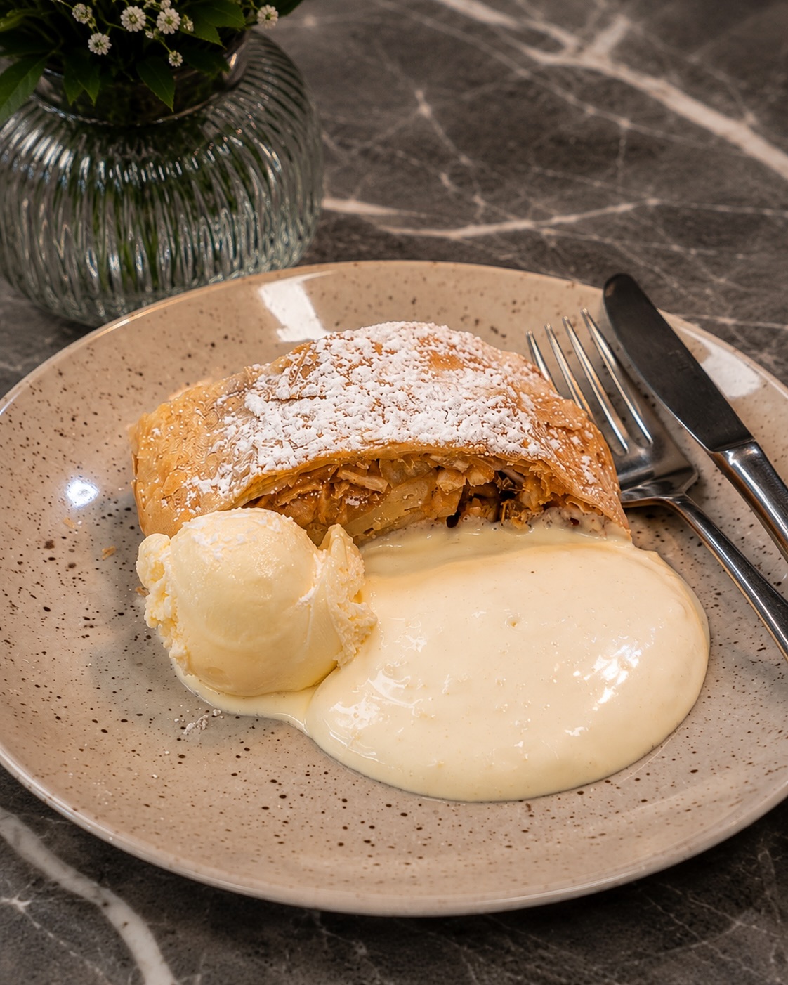 Hausgemachter Apfelstrudel mit Eis & Vanillecreme aus unserer aktuellen Tageskarte! 🍦🍎

#restaurant #alacarte #menü #dessert #pie9#restaurant, #alacarte, #menü, #dessert, #pie