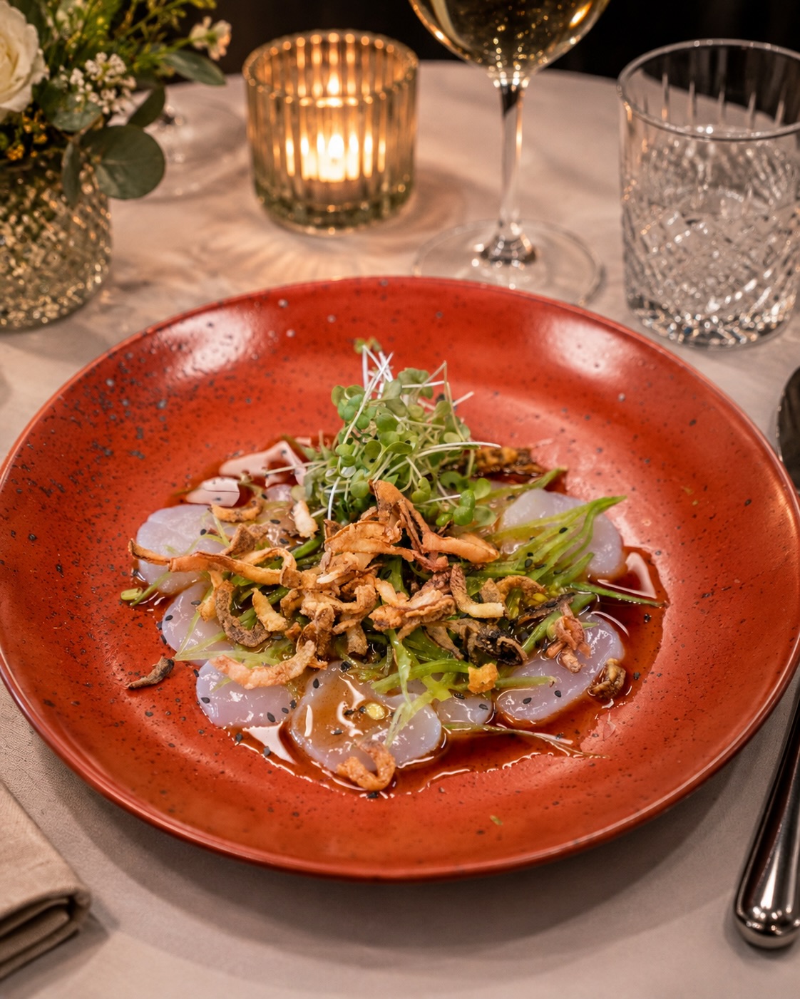 Sashimi von der Jakobsmuschel mit Erbsenschoten, Röstzwiebeln & Ponzu Sauce aus unserer aktuellen Wochenkarte! 🦪

#restaurant #menü #dinner #aperitivo #mussels8#restaurant, #menü, #dinner, #aperitivo, #mussels