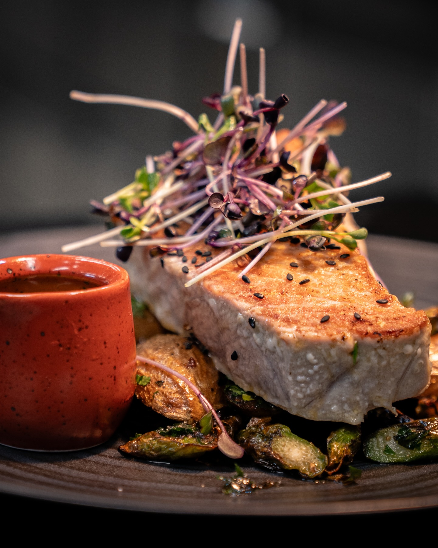 Thunasteak auf grünem Spargel aus unserer aktuellen Tageskarte! 🐟

#b3 #wattens #restaurant #bar #menü9#b3, #wattens, #restaurant, #bar, #menü