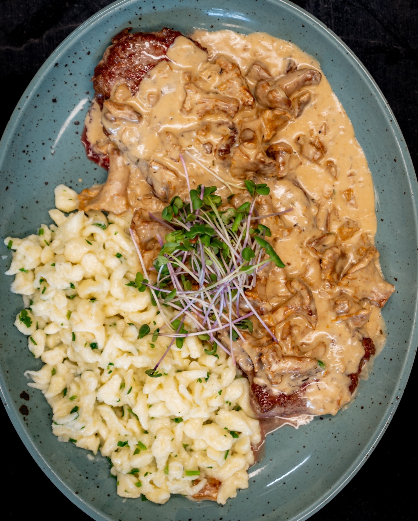 Eierschwammerl-Rostbraten mit Topfenspätzle aus unserer aktuellen Wochenkarte! 🍄‍🟫🥩

#b3 #wattens #restaurant #menü #pfifferling13#b3, #wattens, #restaurant, #menü, #pfifferling