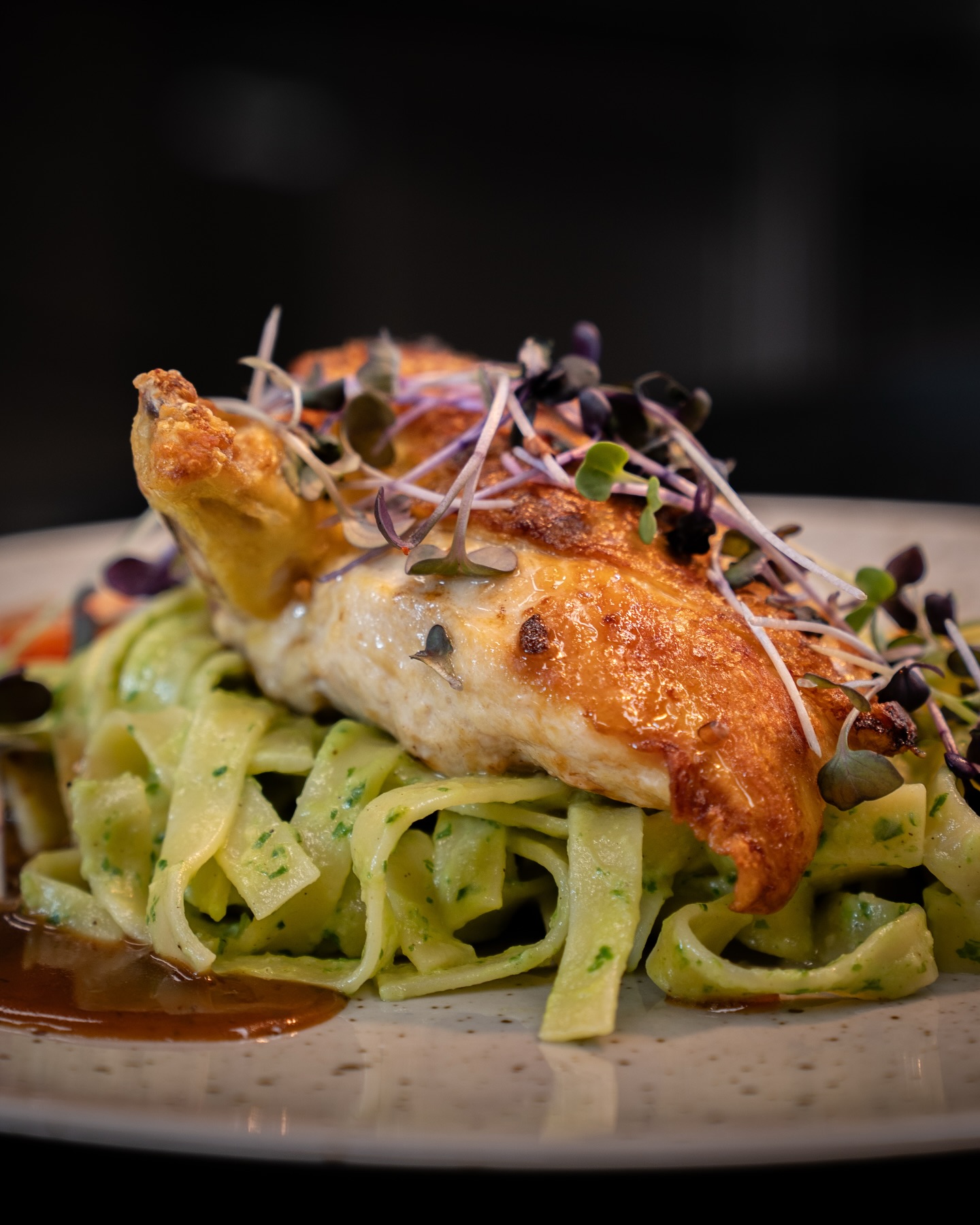 Gefüllte Maishendlbrust mit Bärlauch,Frischkäse & Tagliatelle aus unserer aktuellen Tageskarte! 🐓

#b3 #wattens #restaurant #bar #chicken13#b3, #wattens, #restaurant, #bar, #chicken