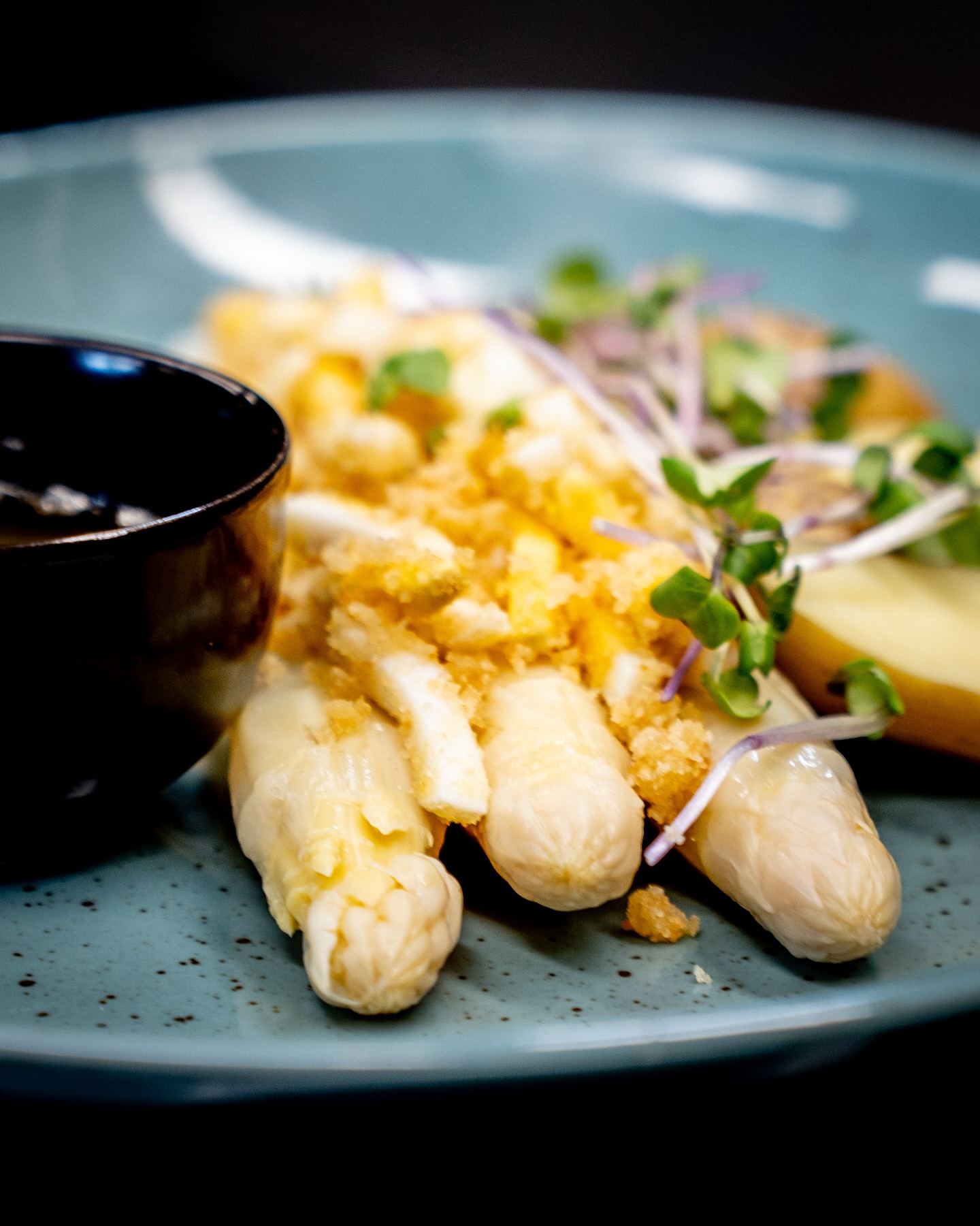 Weißer Spargel mit Butter, Ei & Brösel aus unserer aktuellen Tageskarte! 🥚

#b3 #wattens #restaurant #bar #menü9#b3, #wattens, #restaurant, #bar, #menü