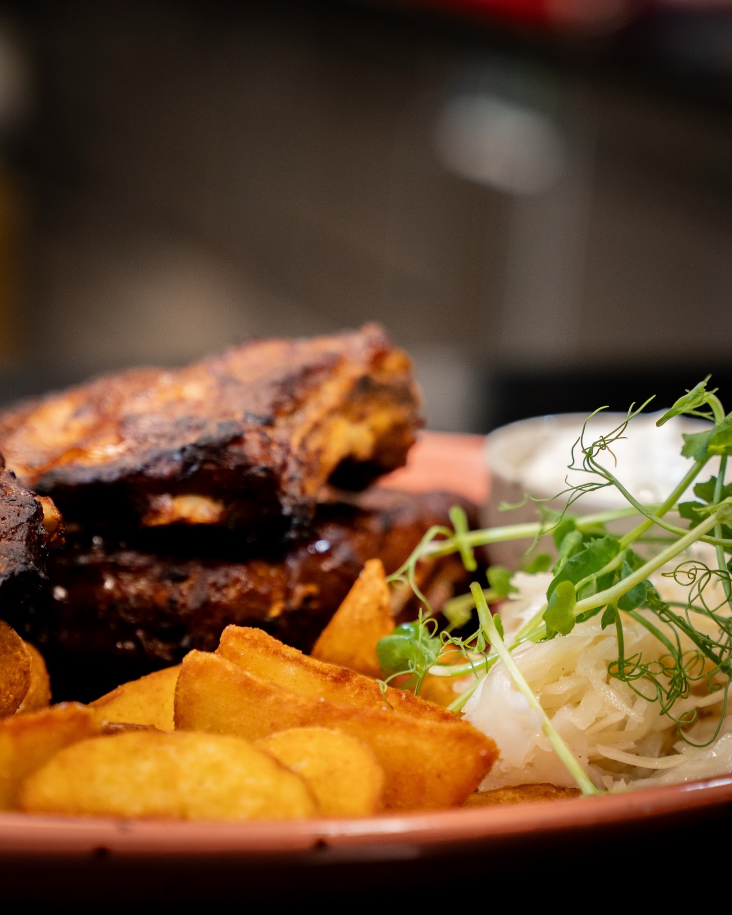 Ripperl mit Wedges & Krautsalat aus unserer aktuellen Wochenkarte! 🐖🥔

#b3 #wattens #restaurant #menü #ribs6#b3, #wattens, #restaurant, #menü, #ribs