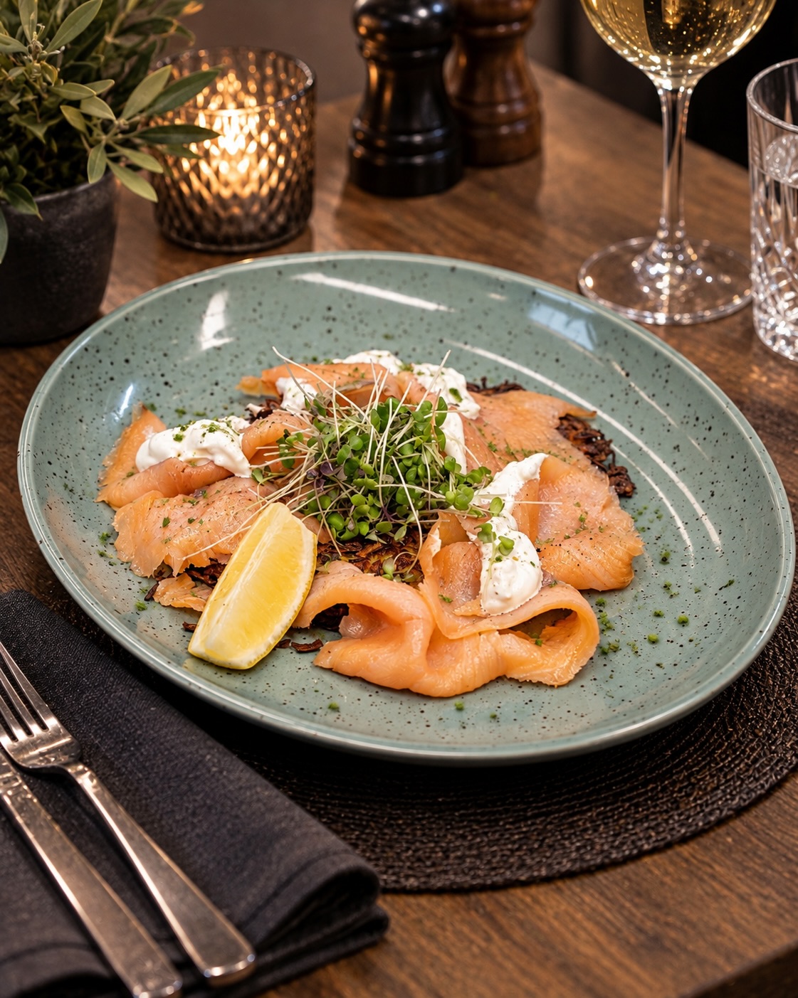 Kartoffelrösti mit Räucherlachs & Sour Cream aus unserer aktuellen Wochenkarte! 🥔🐟

#dinner #menü #salmon #potato #sourcream6#dinner, #menü, #salmon, #potato, #sourcream