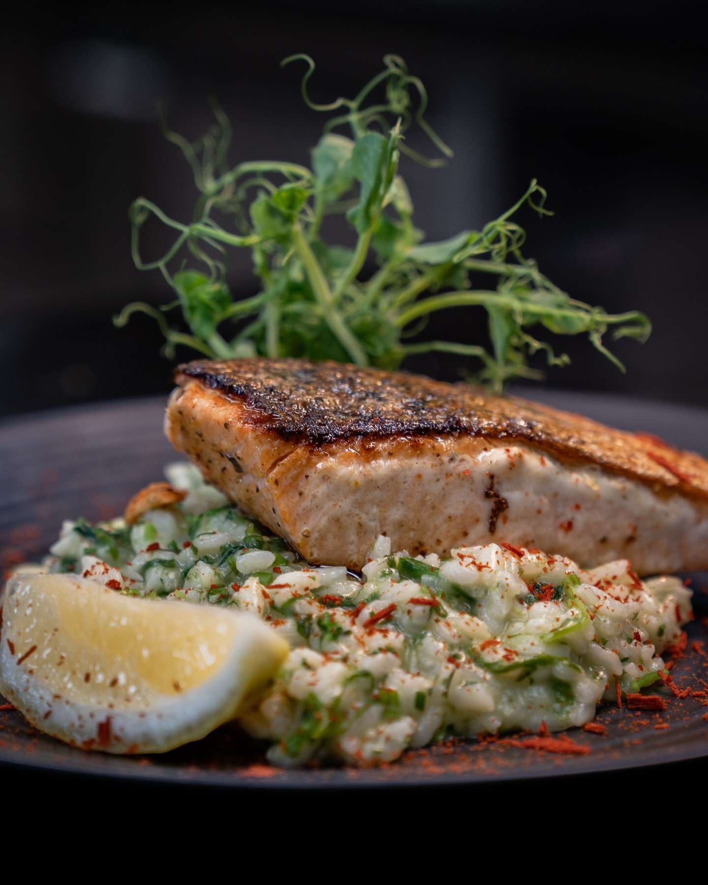 Lachsfilet auf Wildkräuterrisotto aus unserer aktuellen Tageskarte! 🐟🍚

#b3 #wattens #restaurant #menü #salmon9#b3, #wattens, #restaurant, #menü, #salmon