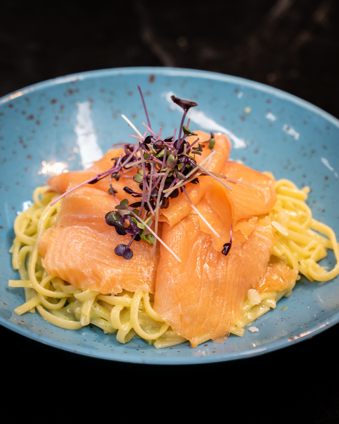 Spargel-Carbonara mit Räucherlachs aus unserer aktuellen Tageskarte! 🍝🐟

#b3 #wattens #restaurant #bar #menü8#b3, #wattens, #restaurant, #bar, #menü