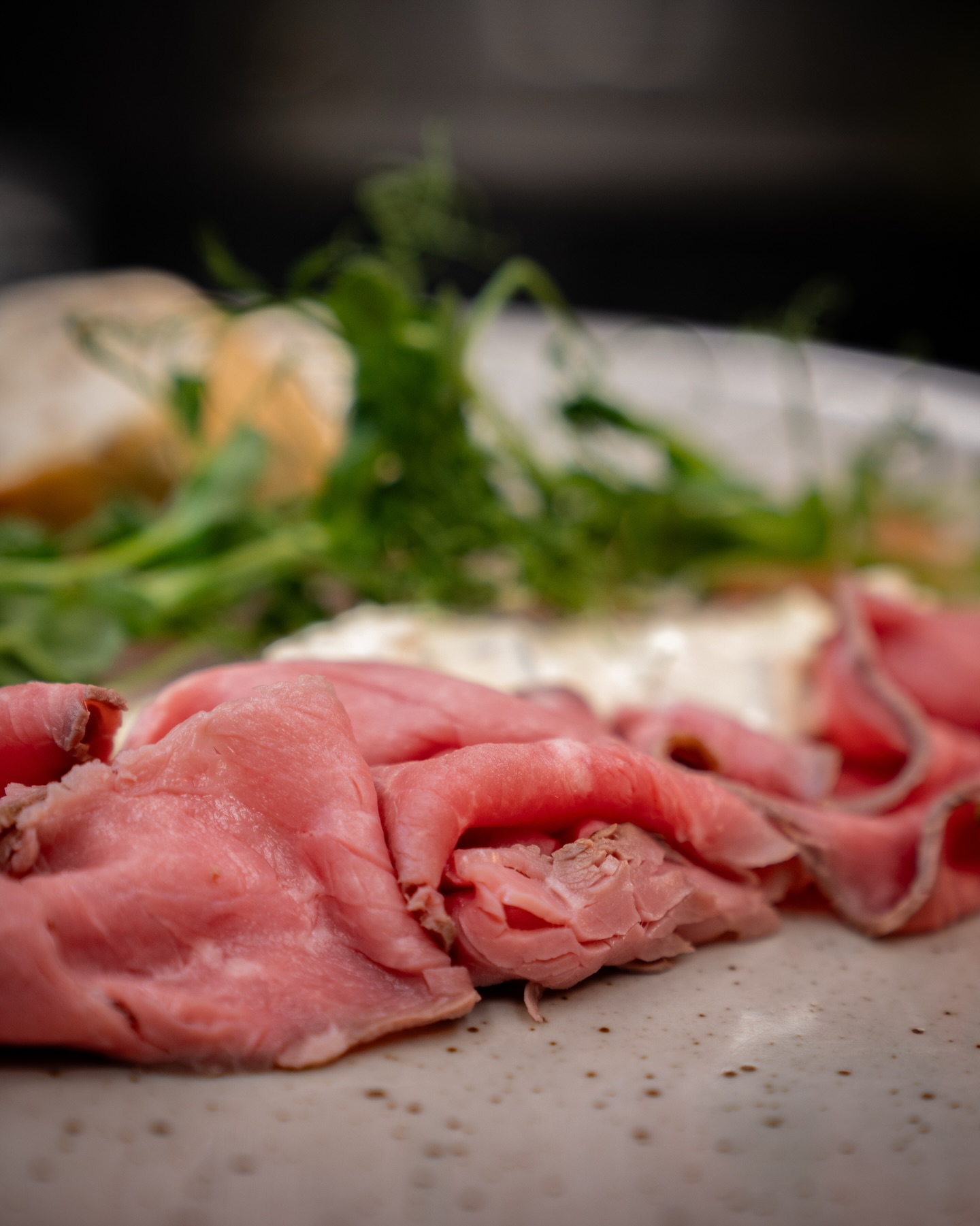 Roastbeef mit eingelegtem Spargel & Sauce Tatar aus unserer aktuellen Wochenkarte! 🥩

#b3 #wattens #restaurant #menü #beef9#b3, #wattens, #restaurant, #menü, #beef