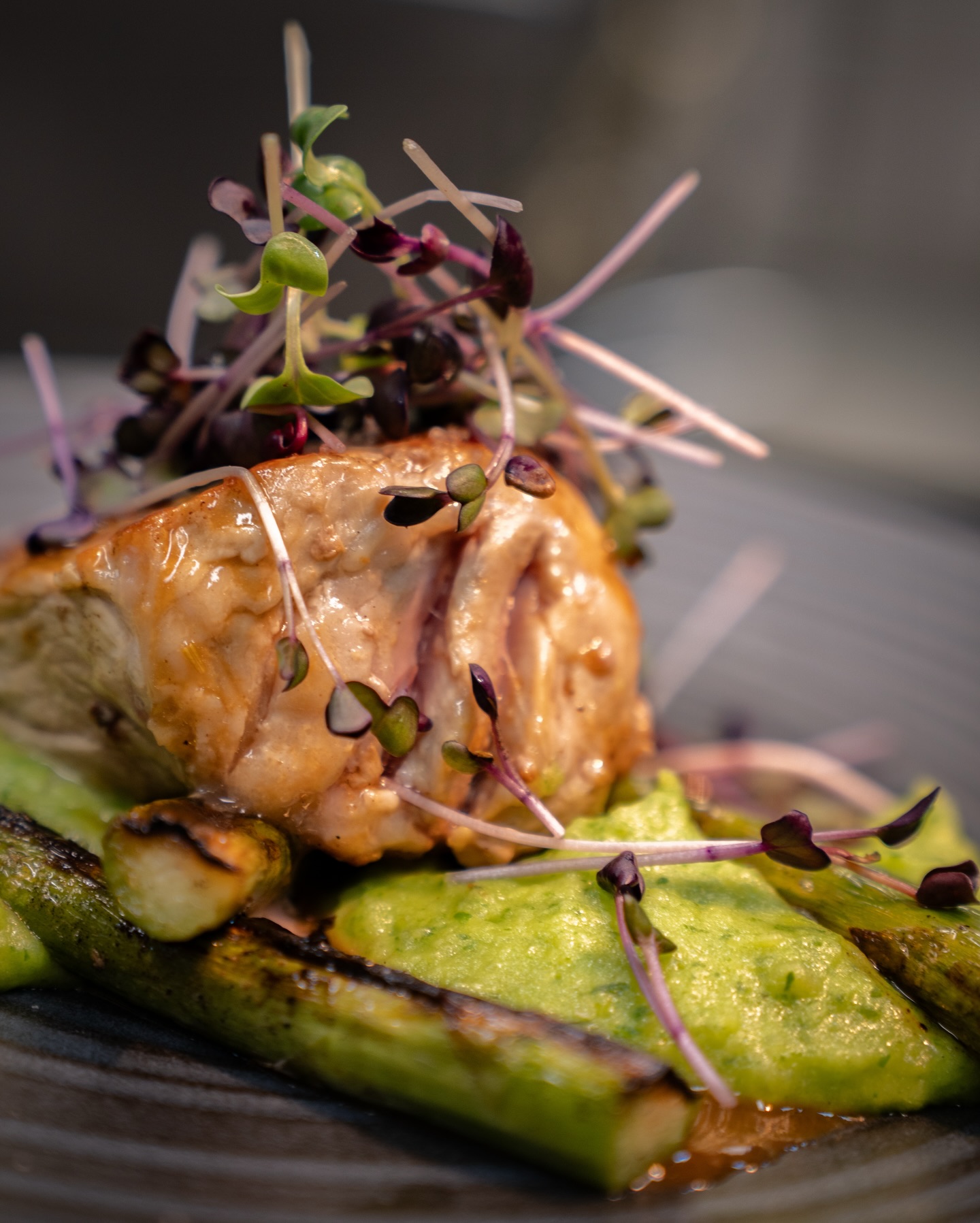 Kalbsrücken mit Kartoffel-Bärlauch-Püree & grünem Spargel aus unserer aktuellen Tageskarte! 🐄🥩🥔

#b3 #wattens #restaurant #bar #menü12#b3, #wattens, #restaurant, #bar, #menü