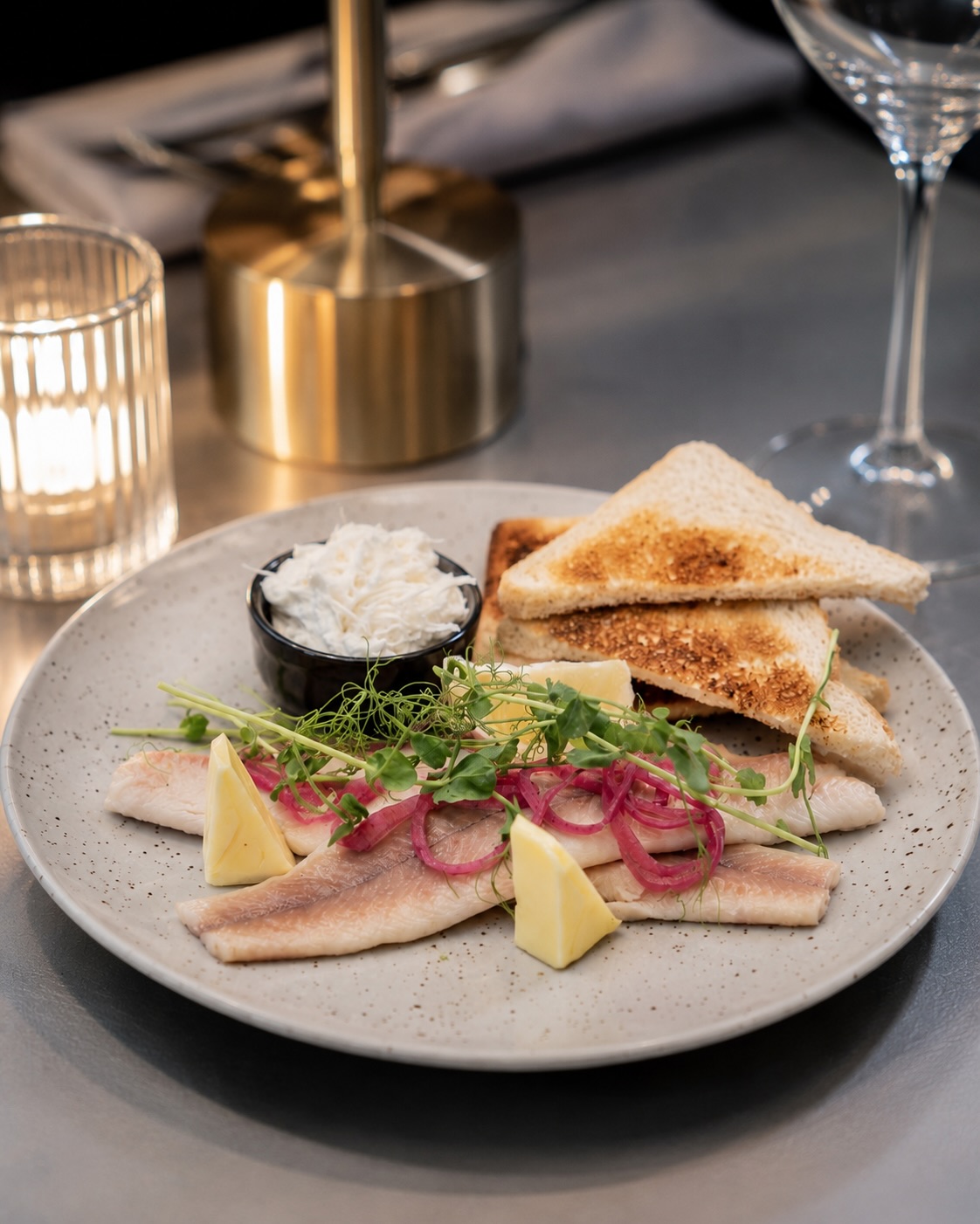 Räucherforellenfilet mit Sahnekren, Toast & Butter! 🐟🍞

#restaurant #menü #salmon #toast #butter6#restaurant, #menü, #salmon, #toast, #butter
