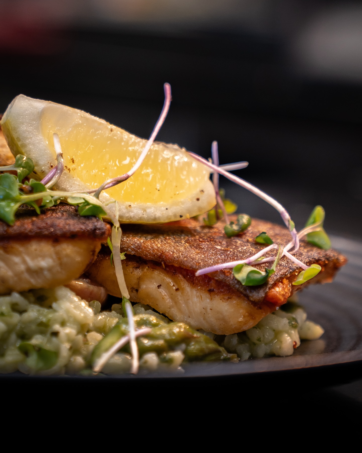 Lecher Bergsaibling auf Spargelrisotto aus unserer aktuellen Tageskarte! 🐟

#b3 #wattens #restaurant #bar #menü5#b3, #wattens, #restaurant, #bar, #menü