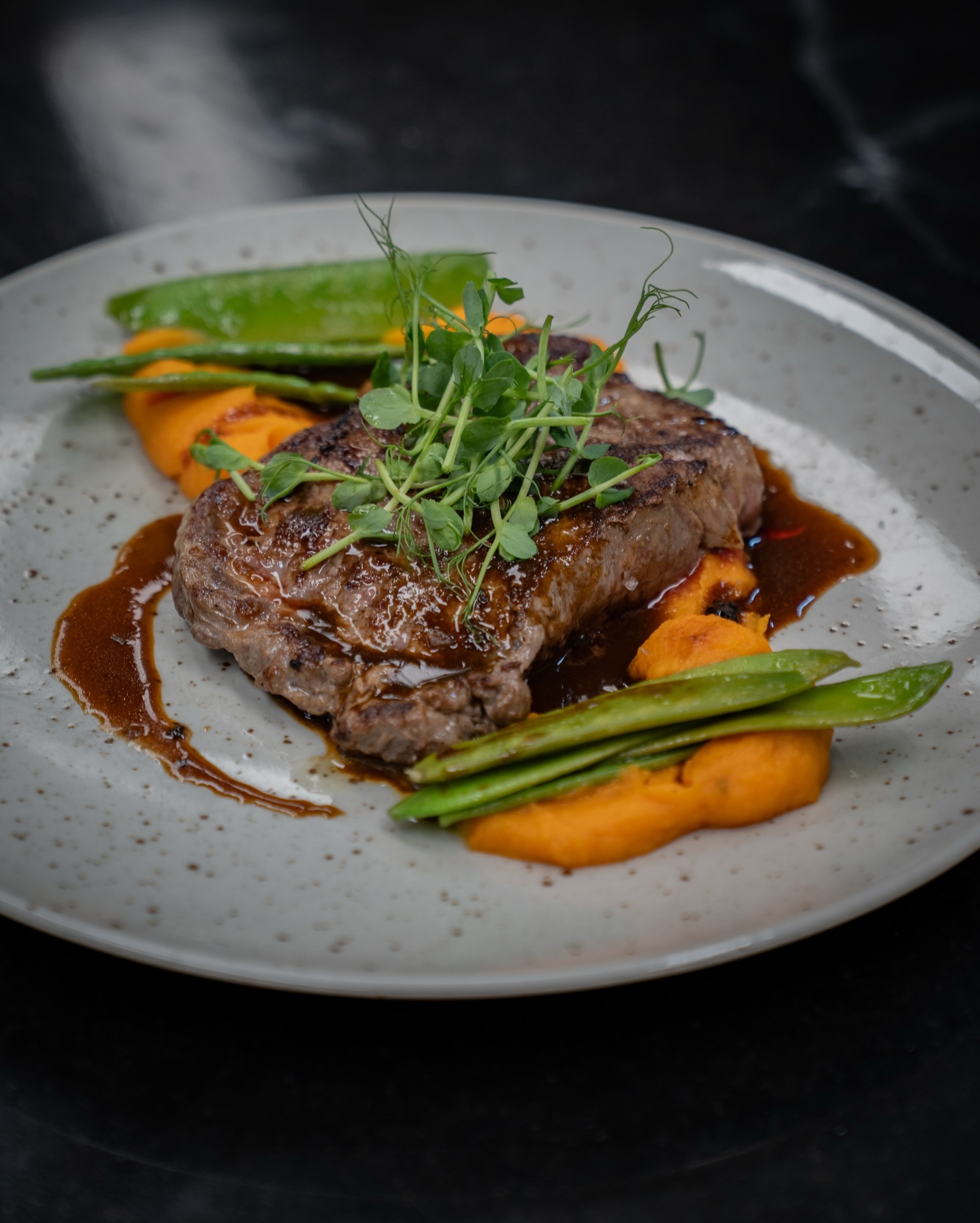 Rumpsteak mit Süßkartoffelcreme & Zuckerschoten aus unserer aktuellen Tageskarte! 🫛🥩

#b3 #wattens #restaurant #bar #menü27#b3, #wattens, #restaurant, #bar, #menü