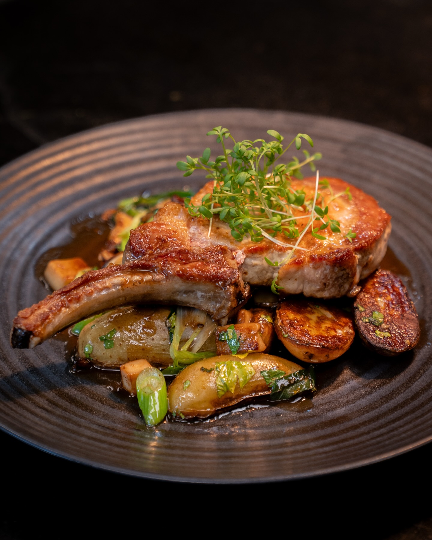 Kotelett vom Iberico Schwein auf Kartoffel-Pilz Gröstl aus unserer aktuellen Wochenkarte! 🐖🥔🍄‍🟫

#b3 #wattens #restaurant #iberico #menü4#b3, #wattens, #restaurant, #iberico, #menü