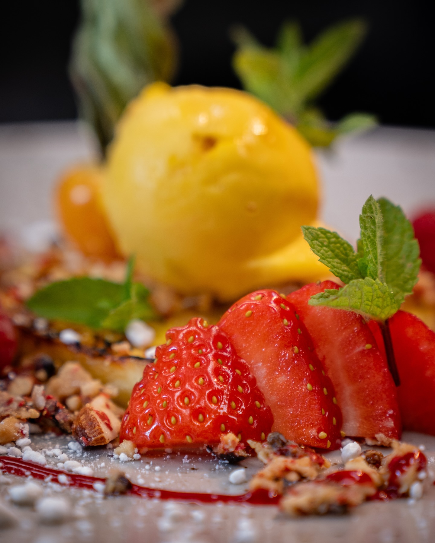 Gegrillte Ananas mit Mango-Sorbet und rosa Pfeffer! 🍍🍨

#b3 #wattens #menü #restaurant #dessert8#b3, #wattens, #menü, #restaurant, #dessert