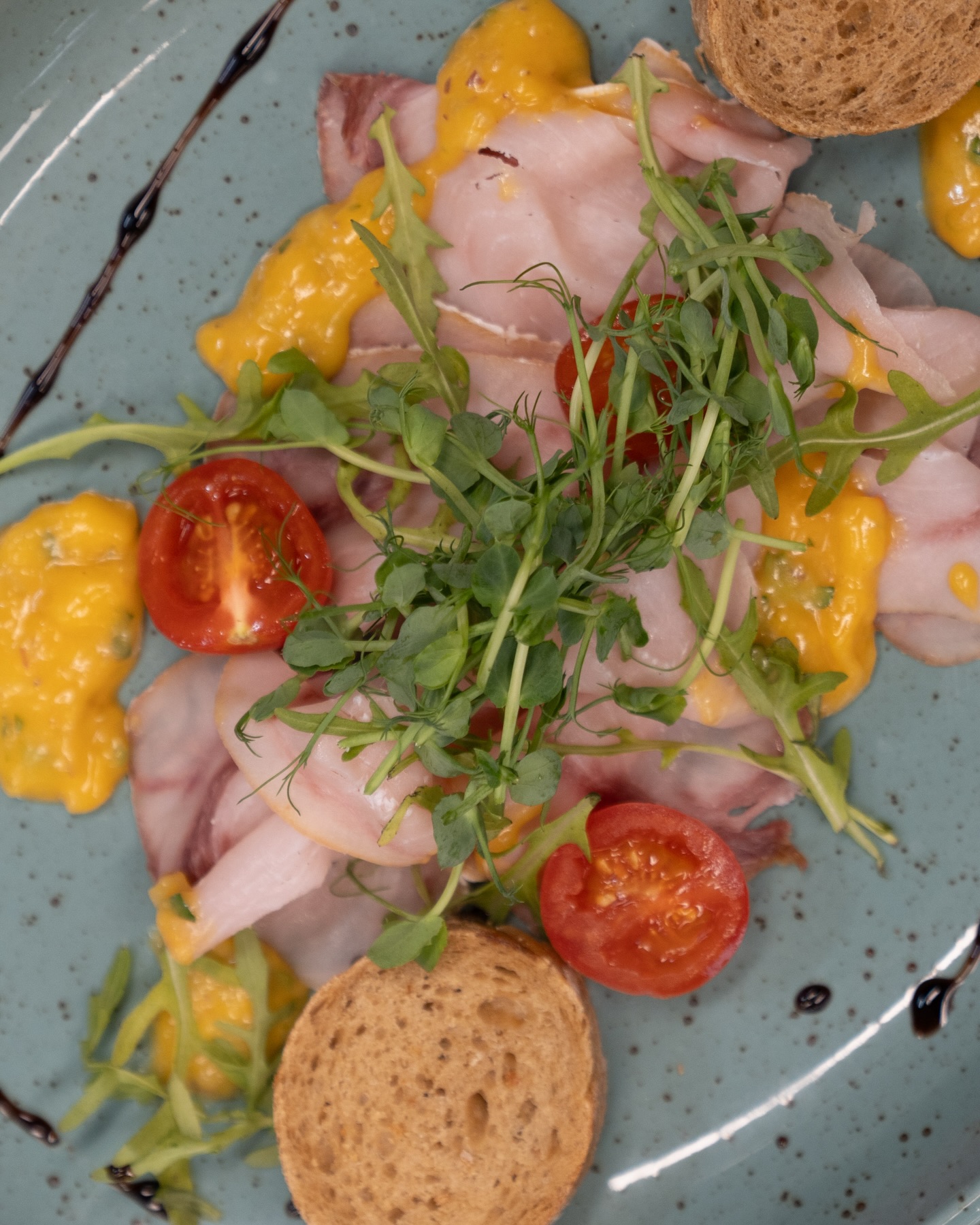 Geräucherter Schwertfisch mit Mango-Salsa aus unserer aktuellen Tageskarte! 🐟🥭

#b3 #wattens #restaurant #bar #menü14#b3, #wattens, #restaurant, #bar, #menü