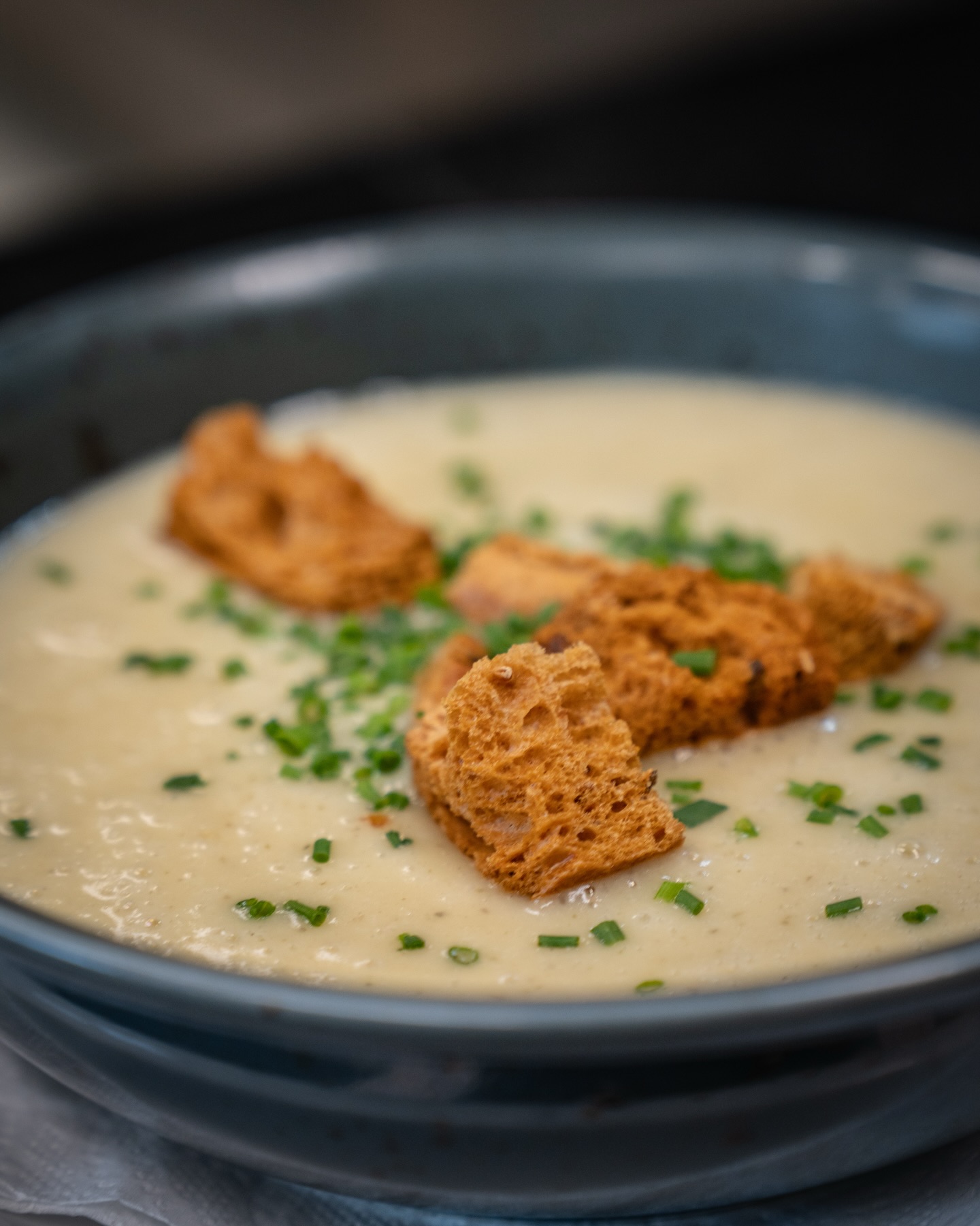 Kartoffelcremesuppe aus unserer aktuellen Tageskarte! 🥔🍲

#b3 #wattens #restaurant #menü #potatoes5#b3, #wattens, #restaurant, #menü, #potatoes