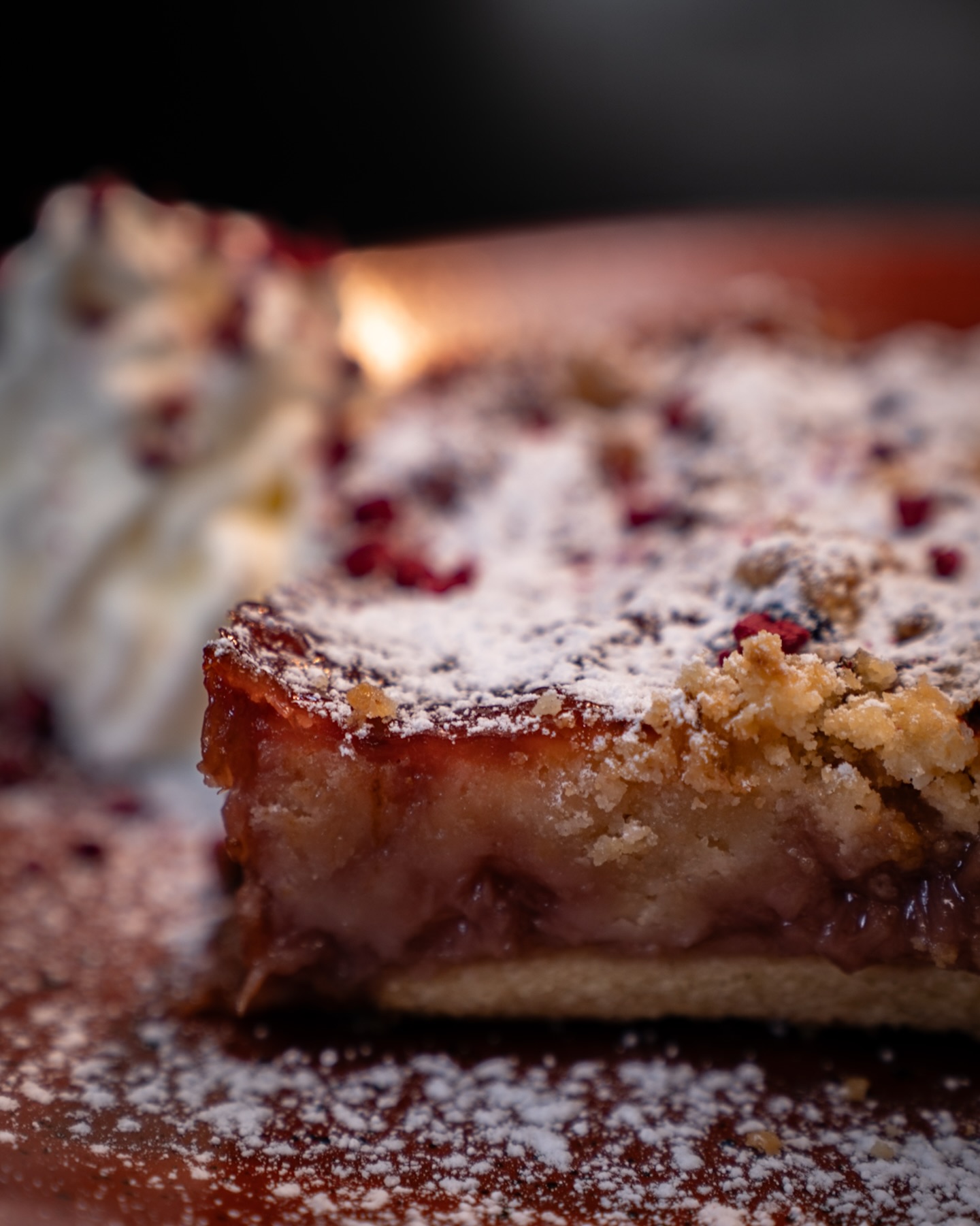 Hausgemachter Rhabarber-Streuselkuchen aus unserer aktuellen Tageskarte! 🍰

#b3 #wattens #restaurant #menü #cake7#b3, #wattens, #restaurant, #menü, #cake