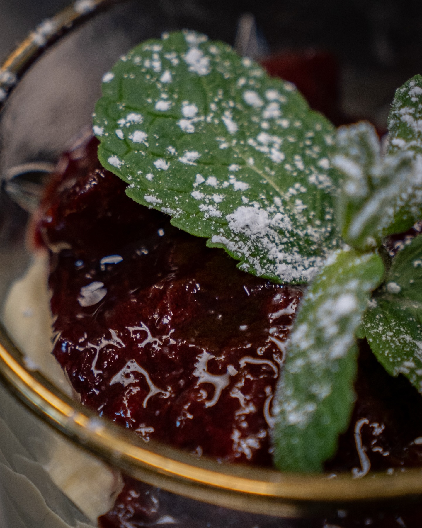 Weißes Schokomousse aus unserer aktuellen Tageskarte! 🍫

#b3 #wattens #restaurant #menü #dessert9#b3, #wattens, #restaurant, #menü, #dessert