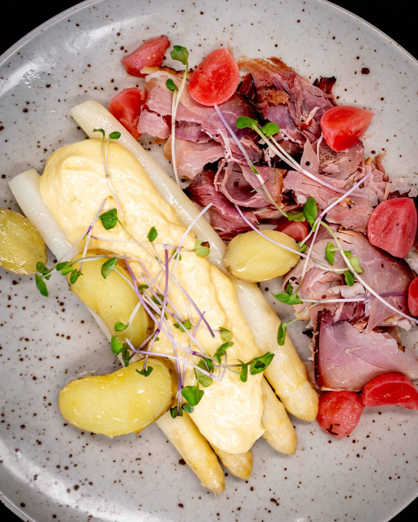 Hausgemachter Kochschinken mit Spargel, Kartoffeln & Hollandaise aus unserer aktuellen Tageskarte! 🍖🥔

#b3 #wattens #restaurant #bar #menü10#b3, #wattens, #restaurant, #bar, #menü