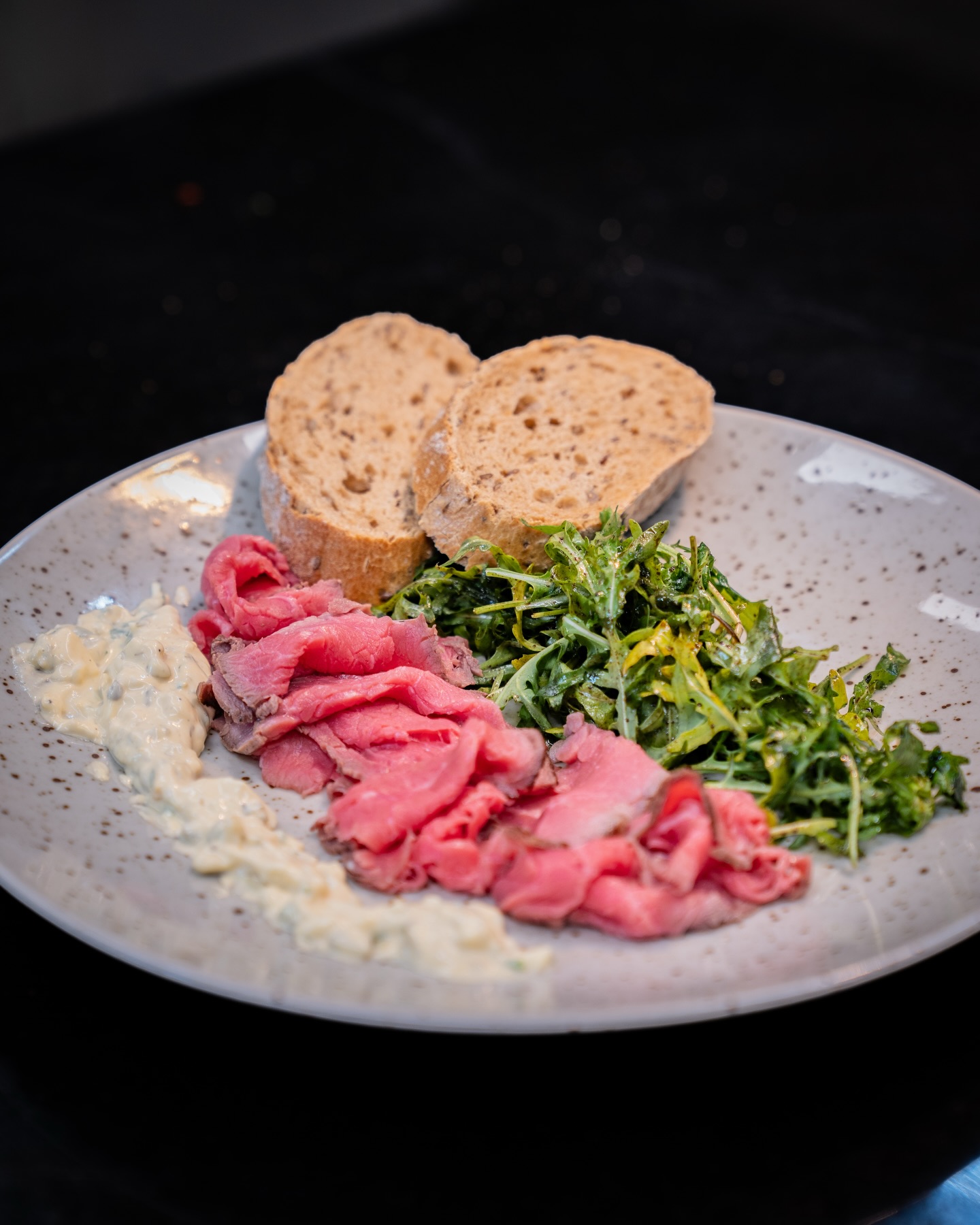 Roastbeef mit Sauce Tatar & Rucola aus unserer aktuellen Tageskarte! 🥩

#b3 #wattens #restaurant #roastbeef #menü11#b3, #wattens, #restaurant, #roastbeef, #menü