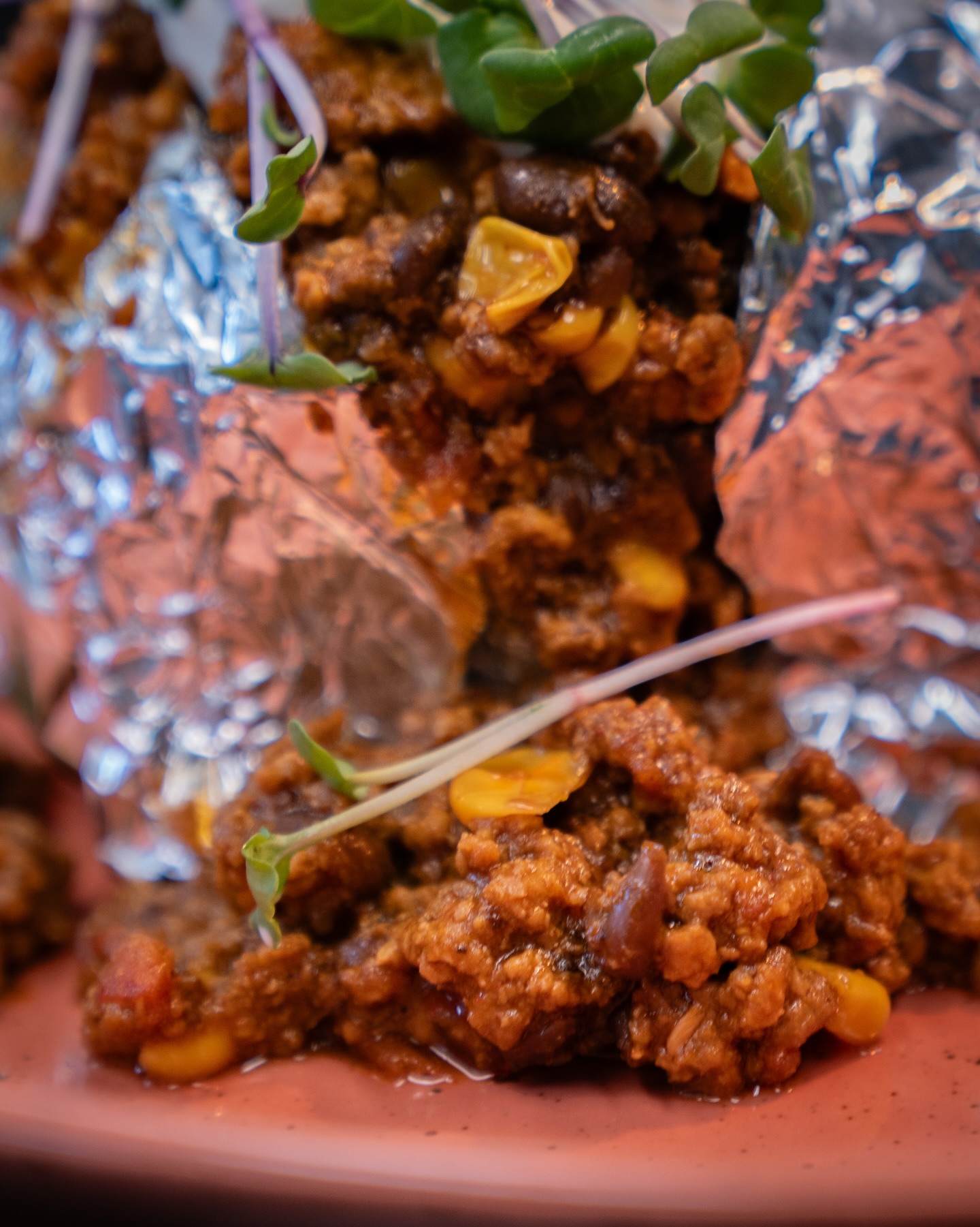 Ofenkartoffel mit Chili con Carne mit Sauerrahm-Dip aus unserer aktuellen Wochenkarte! 🥩🥔🌶️

#b3 #wattens #restaurant #bar #chili10#b3, #wattens, #restaurant, #bar, #chili