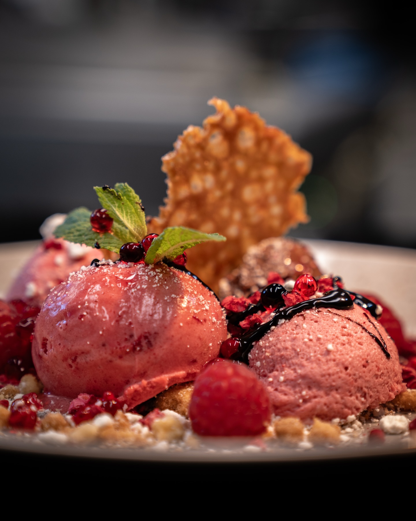 „Spielerei von Himbeere & Schokolade“ - das Dessert aus unserer aktuellen Tageskarte! 🤩

#b3 #wattens #restaurant #bar #menü9#b3, #wattens, #restaurant, #bar, #menü