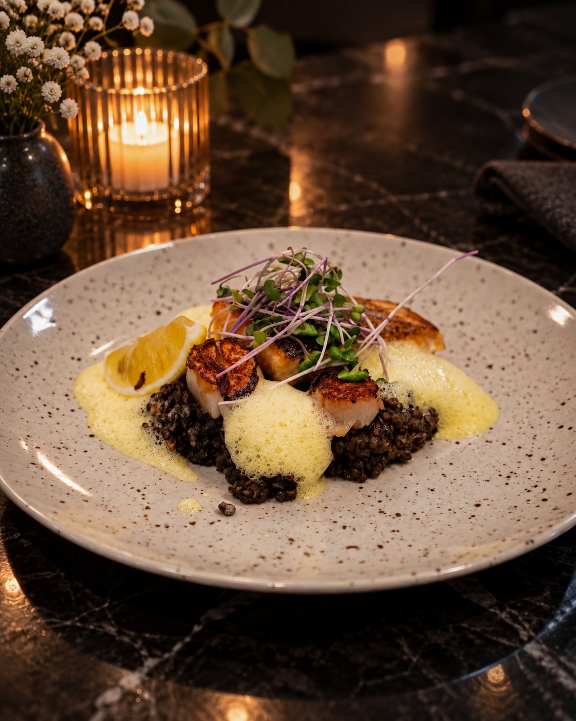 Lachs & Jakobsmuschel auf Beluga-Currylinsen mit Safranschaum aus unserer aktuellen Wochenkarte! 🐚🐟

#restaurant #mussel #salmon #dinner #menü6#restaurant, #mussel, #salmon, #dinner, #menü