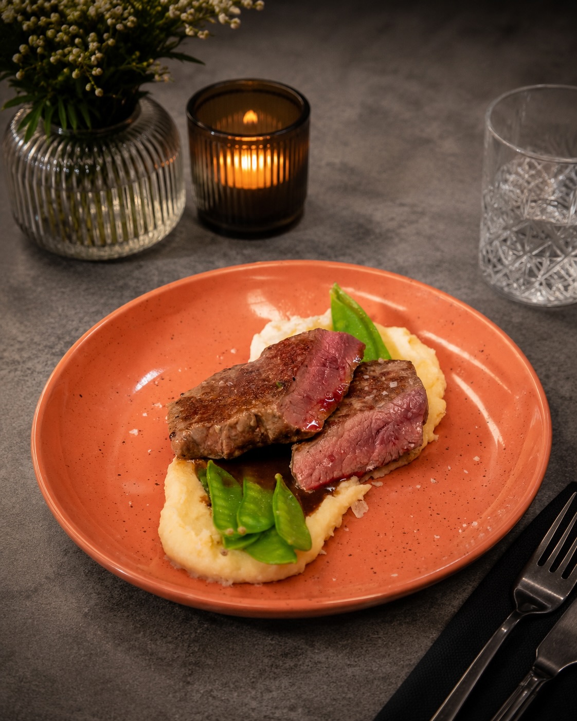 Rosa Rinderrücken mit Kartoffelpüree und Erbsenschoten aus unserer aktuellen Wochenkarte! 🥩🫛

#menü #restaurant #dinner #restaurant #foodlover11#menü, #restaurant, #dinner, #restaurant, #foodlover