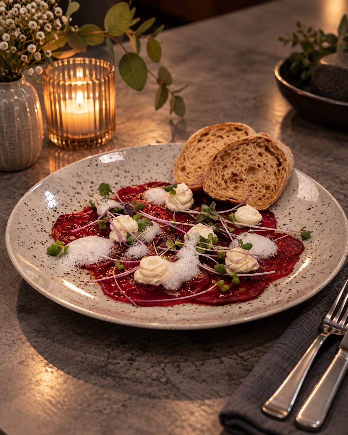 Roote Beete Carpaccio mit Frischkäsecreme & Zitronenschaum aus unserer aktuellen Wochenkarte! 🫜🍋

#restaurant #dinner #menü #carpaccio #vegan8#restaurant, #dinner, #menü, #carpaccio, #vegan