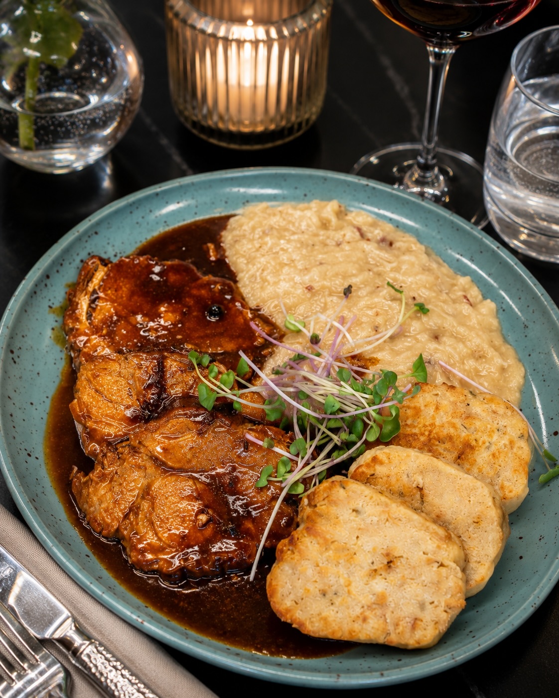 Schweinsbraten mit Knödel und Sauerkraut aus unserer aktuellen Wochenkarte! 🐖

#b3 #menü #dinner #foodlover #restaurant11#b3, #menü, #dinner, #foodlover, #restaurant