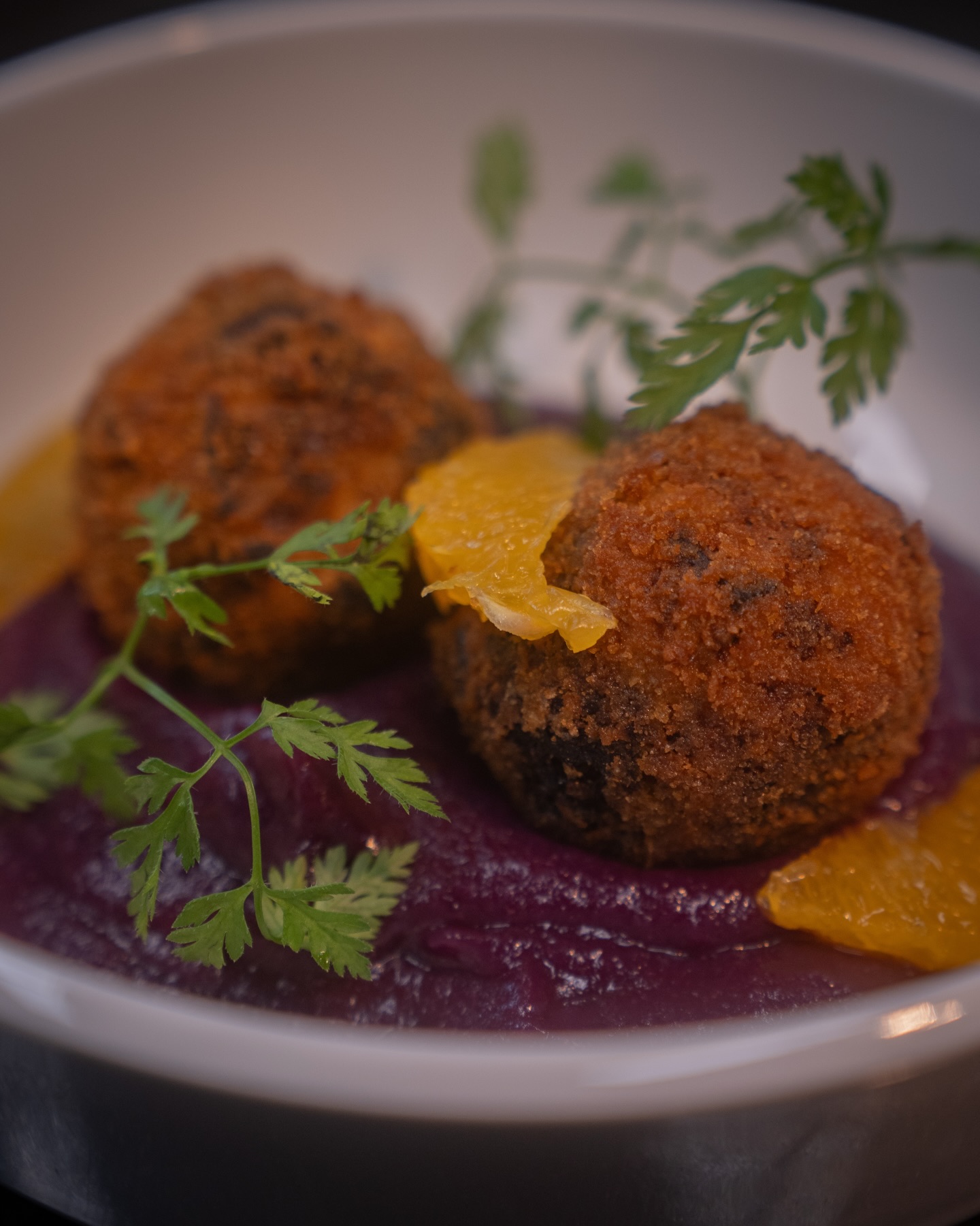 Entenpralinen auf Rotkrautcreme aus unserer Valentinstags-Karte! 🦆

#b3 #wattens #restaurant #menü #valentinesday❤️10#b3, #wattens, #restaurant, #menü, #valentinesday❤️