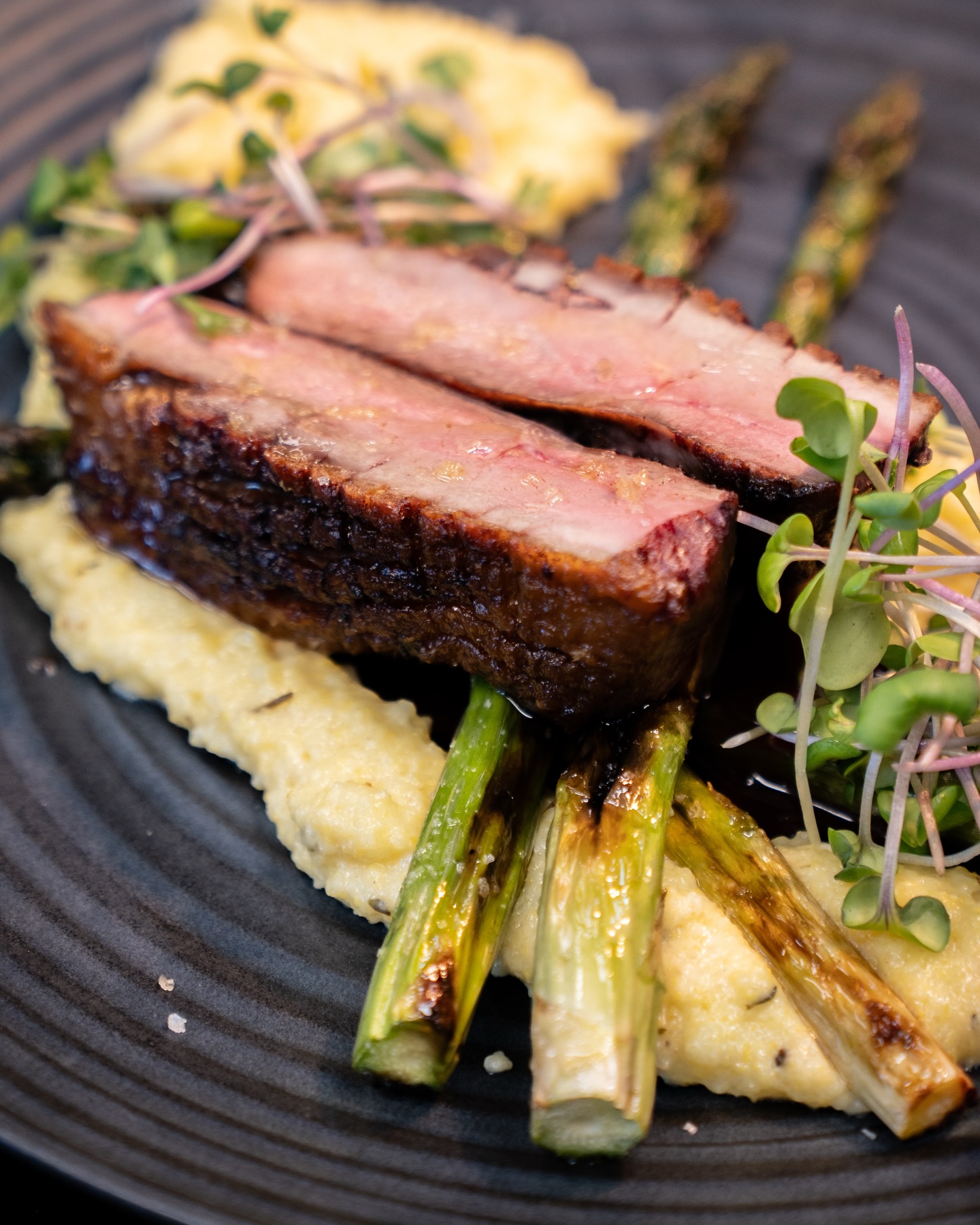 Gebratene Entenbrust auf cremigem Polenta mit gegrilltem Spargel & Orangen-Portweinjus aus unserer aktuellen Tageskarte! 🦆🍊

#b3 #wattens #restaurant #menü #ente7#b3, #wattens, #restaurant, #menü, #ente