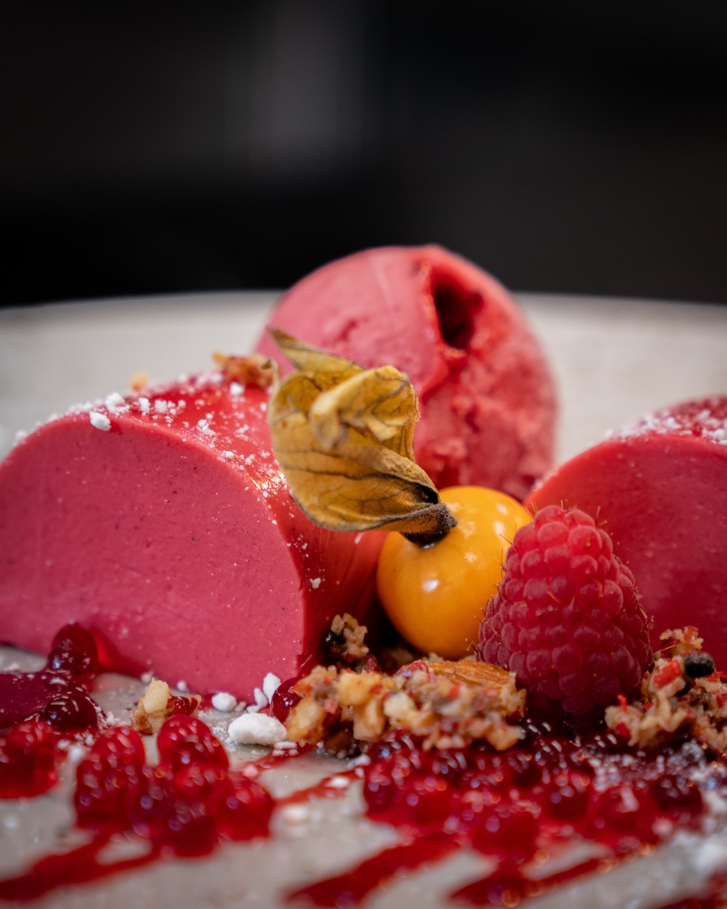 Trilogie von der Himbeere aus unserer aktuellen Wochenkarte! 🍧

#b3 #wattens #restaurant #dessert #himbeere10#b3, #wattens, #restaurant, #dessert, #himbeere