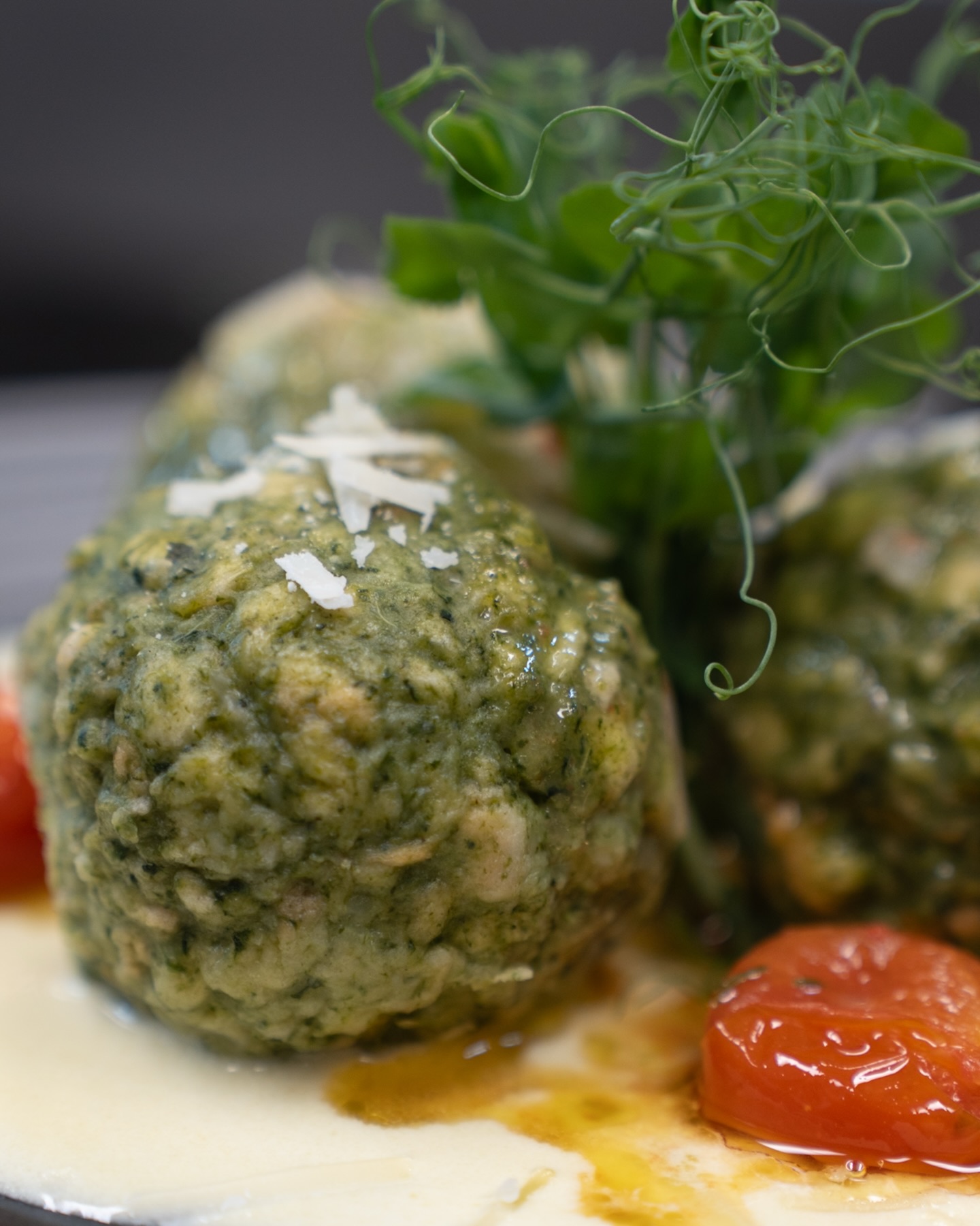 Spinatknödel mit Parmesancreme & Tomate aus unserer aktuellen Wochenkarte! 🌱🍅

#b3 #wattens #restaurant #menü #spinat12#b3, #wattens, #restaurant, #menü, #spinat