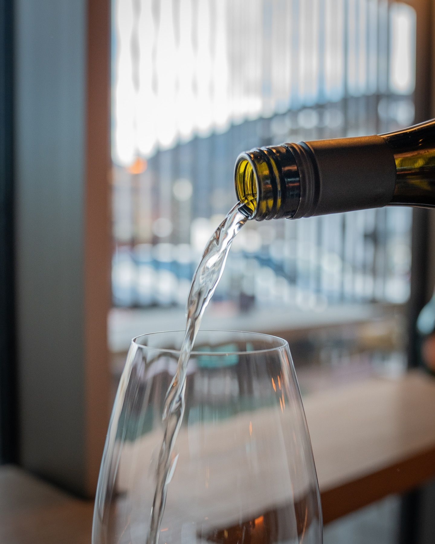 Der Ried Gaisberg Riesling vom Weingut Hirsch in Österreich! 🦌Ein zarter, fruchtiger Weißwein - der perfekte, leichte Speisebegleiter! 🍇#b3 #wattens #restaurant #bar #lounge #food #foodlover #drinks #beer #wine #party #events #catering #foodporn #instafood #dinner #breakfast #lunch #delicious #yummy #coffee #cafe #tasty #cocktails #homemade #gastro #gastronomie #tirol #menü15#b3, #wattens, #restaurant, #bar, #lounge, #food, #foodlover, #drinks, #beer, #wine, #party, #events, #catering, #foodporn, #instafood, #dinner, #breakfast, #lunch, #delicious, #yummy, #coffee, #cafe, #tasty, #cocktails, #homemade, #gastro, #gastronomie, #tirol, #menü
