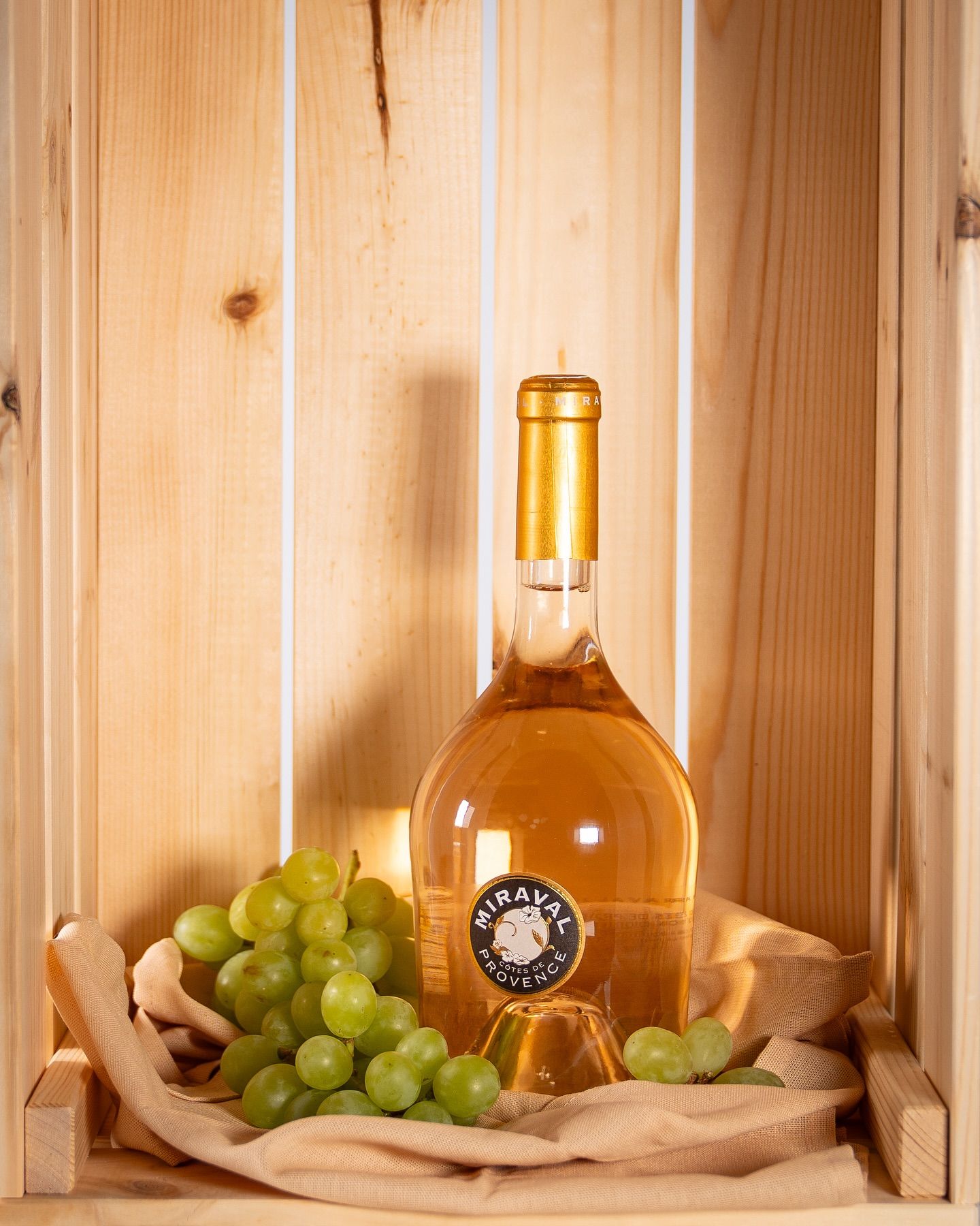 Der Miraval Rosé aus unserer Weinkarte 🇫🇷🍇 - Ein köstlicher Rosé vom Chateau Miraval, dem französischen Weingut von Brad Pitt und Angelina Jolie. Zusammen mit der bekannten Winzerfamilie Perrin kreierten sie diesen einzigartigen Rosé! 🍇🍷#b3 #wattens #lounge #bar #restaurant #wein #wine #vinothek #vino #wineocklock #rosé #rose  #miraval #miravalrosé #chateau #perrin #france7#b3, #wattens, #lounge, #bar, #restaurant, #wein, #wine, #vinothek, #vino, #wineocklock, #rosé, #rose, #miraval, #miravalrosé, #chateau, #perrin, #france