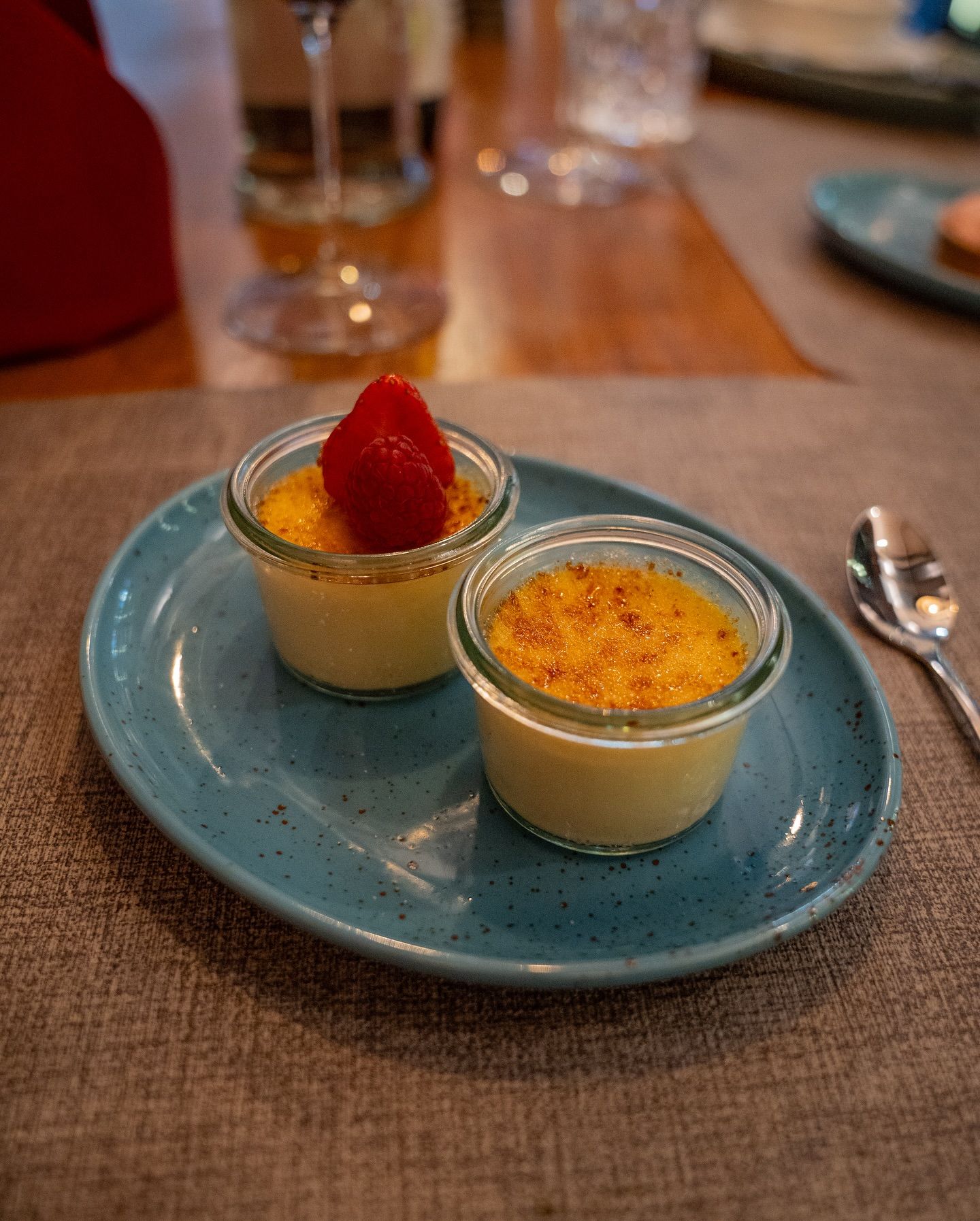 Creme Brulee aus unserer Dessert Karte - Knusprige Karamellkruste & zarte Vanillecreme, der perfekte Abschluss für ein köstliches Menü! ✨🍮#b3 #wattens #lounge #bar #restaurant #food #foodlover #dessert #cremebrulee21#b3, #wattens, #lounge, #bar, #restaurant, #food, #foodlover, #dessert, #cremebrulee