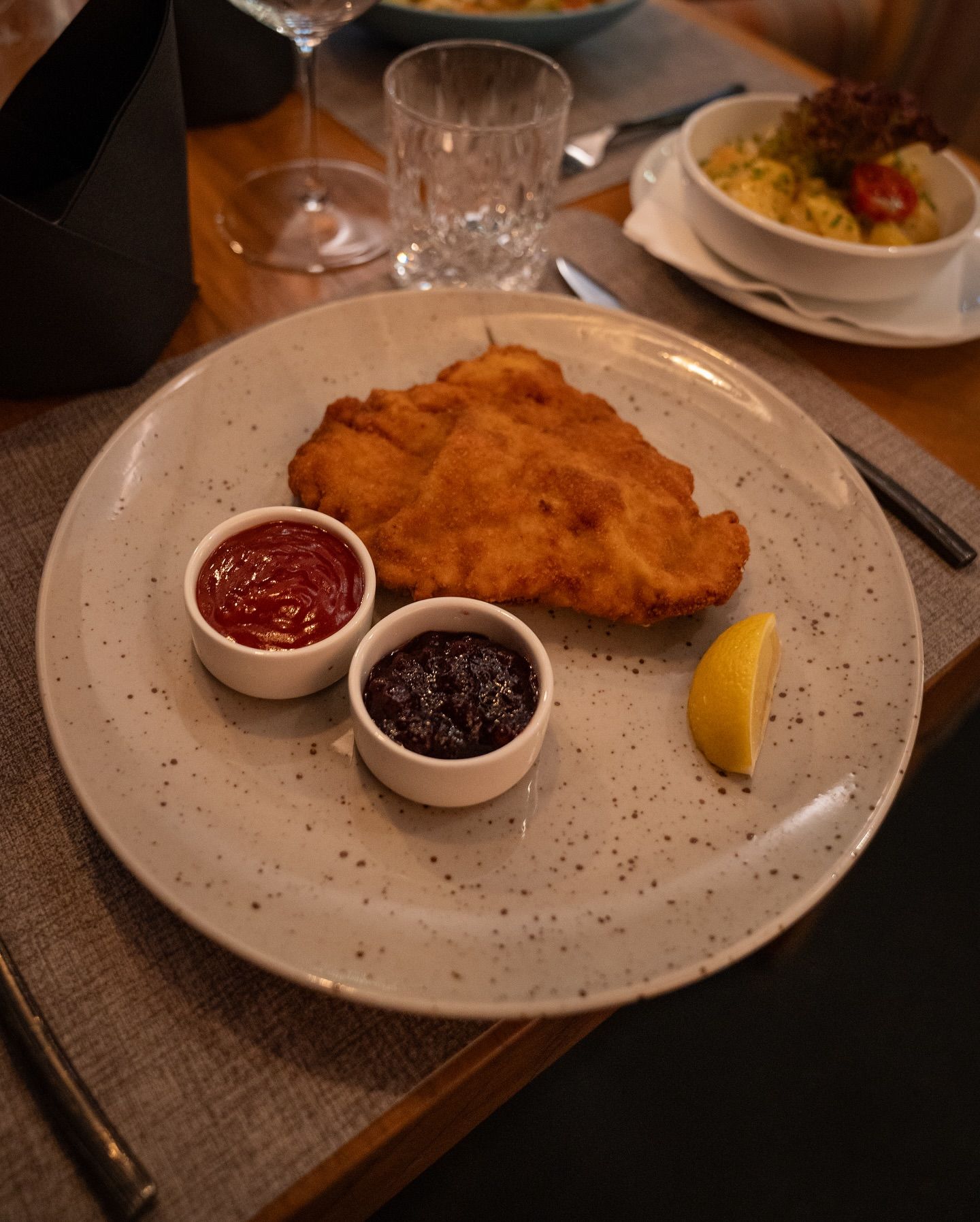 Wiener Schnitzel mit hausgemachtem Kartoffelsalat! - der Klassiker! 🍽️🥩🥔#b3 #wattens #restaurant #bar #lounge #food #foodlover #drinks #beer #wine #party #events #catering #foodporn #instafood #dinner #breakfast #lunch #delicious #yummy #coffee #cafe #tasty #cocktails #homemade #gastro #gastronomie #tirol #menü42#b3, #wattens, #restaurant, #bar, #lounge, #food, #foodlover, #drinks, #beer, #wine, #party, #events, #catering, #foodporn, #instafood, #dinner, #breakfast, #lunch, #delicious, #yummy, #coffee, #cafe, #tasty, #cocktails, #homemade, #gastro, #gastronomie, #tirol, #menü