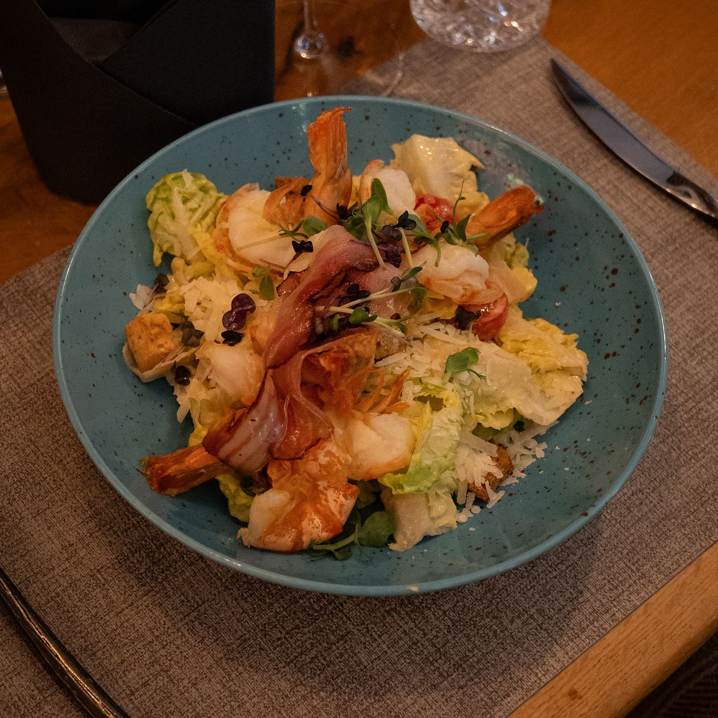 Caesar Salat mit frischem, knackigem Gemüse & köstlichen Garnelen! 🥗🦐#b3 #wattens #restaurant #bar #lounge #food #foodlover #drinks #beer #wine #party #events #catering #foodporn #instafood #dinner #breakfast #lunch #delicious #yummy #coffee #cafe #tasty #cocktails #homemade #gastro #gastronomie #tirol #menü30#b3, #wattens, #restaurant, #bar, #lounge, #food, #foodlover, #drinks, #beer, #wine, #party, #events, #catering, #foodporn, #instafood, #dinner, #breakfast, #lunch, #delicious, #yummy, #coffee, #cafe, #tasty, #cocktails, #homemade, #gastro, #gastronomie, #tirol, #menü