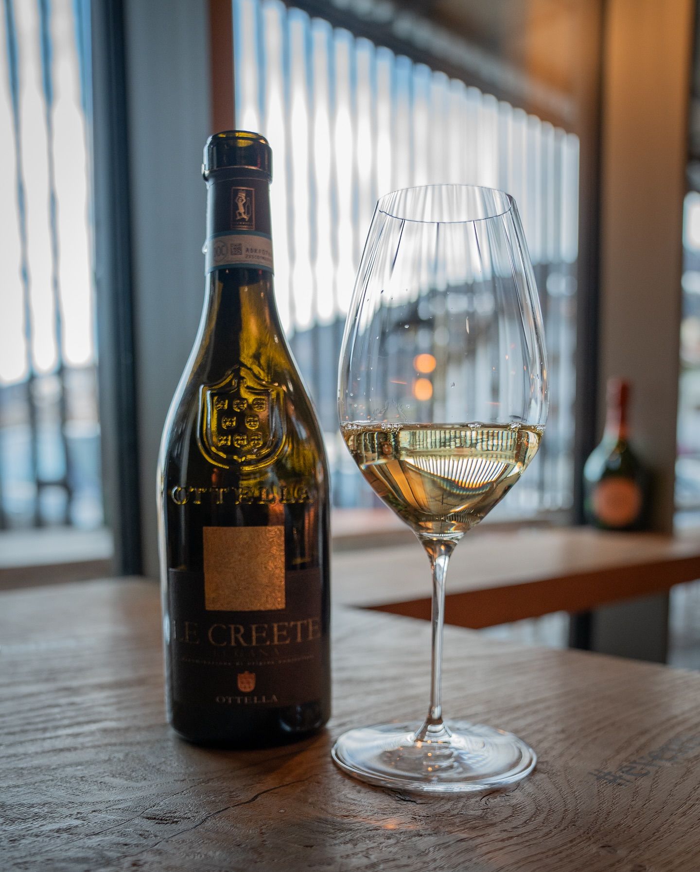 Der „Le Creete Lugana DOC“ aus dem renommierten Lugana-Gebiet am südlichen Ufer des Gardasees. Ein vollmundiger Wein mit einer harmonischen Balance zwischen Frucht und Säure - begleitet von den Geruchsnoten von Ananas & Grapefruit! 🍇🍷#b3 #wattens #restaurant #bar #lounge #wein #vino #weißwein #lugana #lecreete19#b3, #wattens, #restaurant, #bar, #lounge, #wein, #vino, #weißwein, #lugana, #lecreete